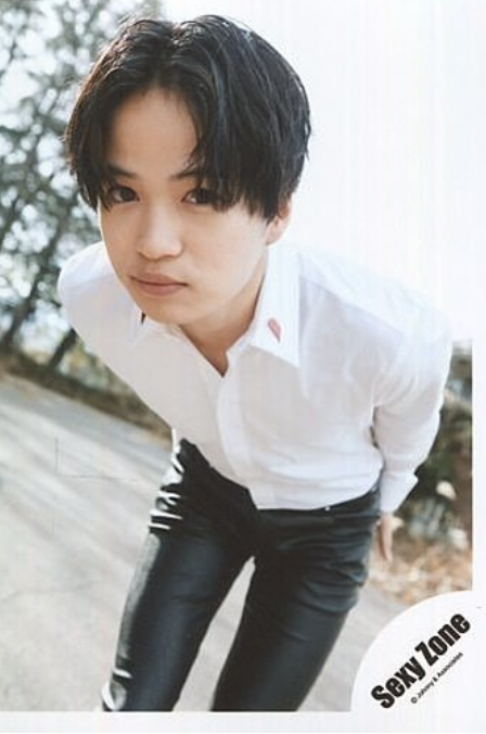 菊池風磨　私服　ブランド　ピアス　香水