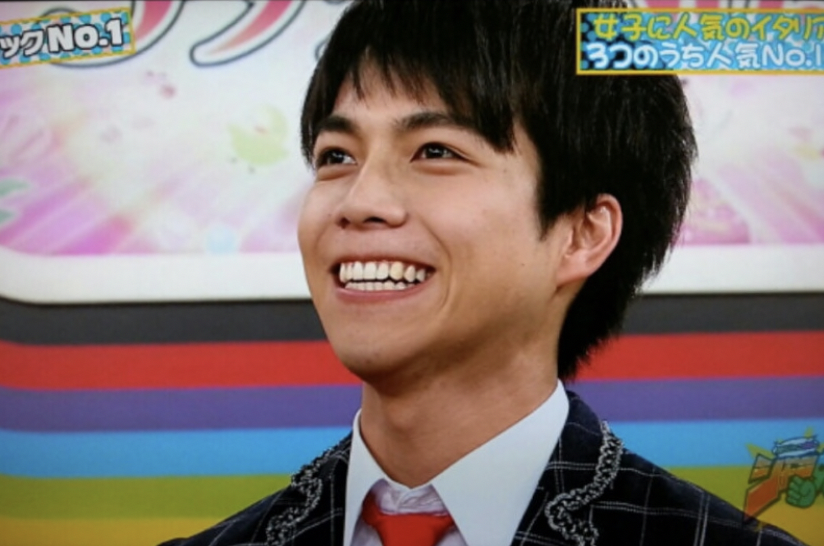 重岡大毅 ジャニーズWEST　矯正　歯並び　えくぼ　腹筋　イケメン　
