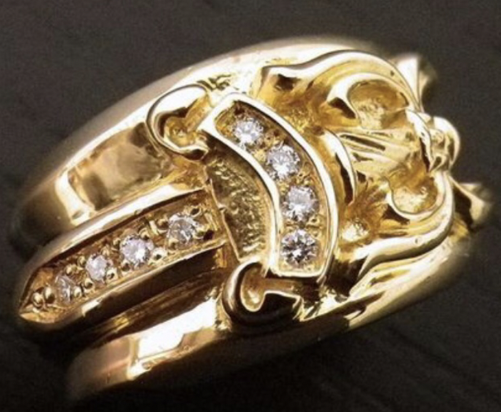 神山智洋　ジャニーズWEST　私服　ブランド　ネックレス　ピアス　香水　指輪　メガネ