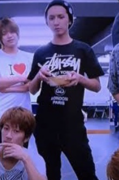 藤井流星　ジャニーズWEST　私服　ブランド　ネックレス　ピアス　香水　指輪　メガネ