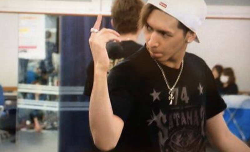 藤井流星　ジャニーズWEST　私服　ブランド　ネックレス　ピアス　香水　指輪　メガネ