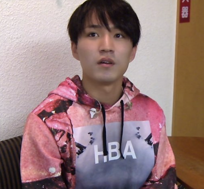 神山智洋　ジャニーズWEST　私服　ブランド　ネックレス　ピアス　香水　指輪　メガネ