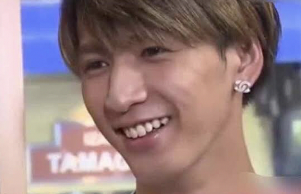 藤井流星　ジャニーズWEST　私服　ブランド　ネックレス　ピアス　香水　指輪　メガネ