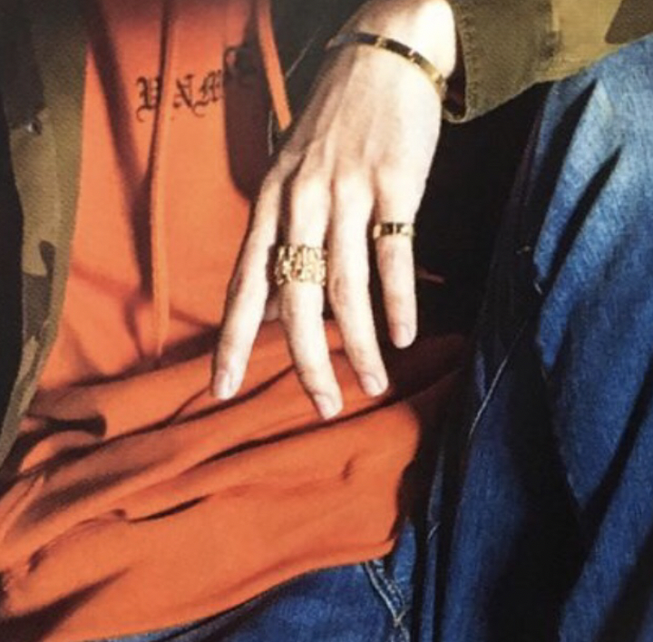 神山智洋　ジャニーズWEST　私服　ブランド　ネックレス　ピアス　香水　指輪　メガネ