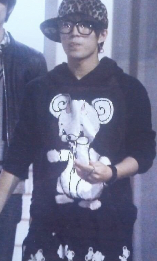 神山智洋　ジャニーズWEST　私服　ブランド　ネックレス　ピアス　香水　指輪　メガネ