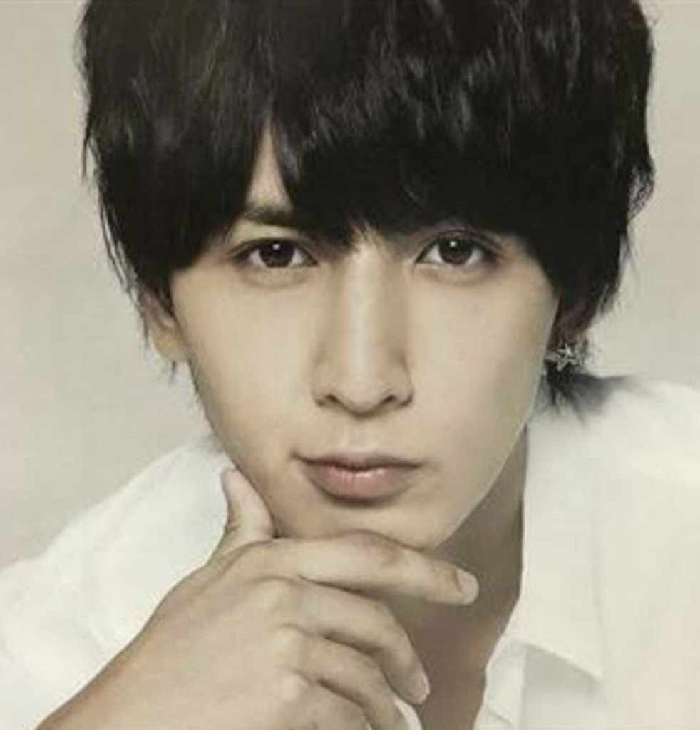 藤井流星　ジャニーズWEST　私服　ブランド　ネックレス　ピアス　香水　指輪　メガネ