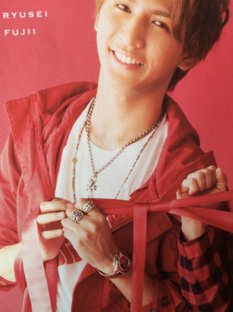 藤井流星　ジャニーズWEST　私服　ブランド　ネックレス　ピアス　香水　指輪　メガネ