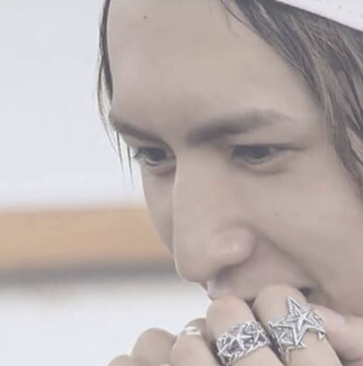 藤井流星　ジャニーズWEST　私服　ブランド　ネックレス　ピアス　香水　指輪　メガネ