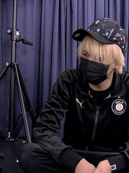 藤井流星　ジャニーズWEST　私服　ブランド　ネックレス　ピアス　香水　指輪　メガネ