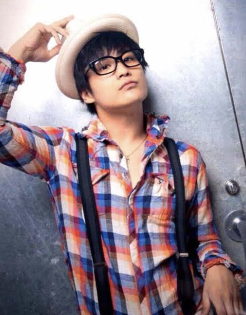 ジャニーズWEST　桐山照史　私服　ブランド　愛用　ピアス　メガネ　香水　まとめ　画像あり