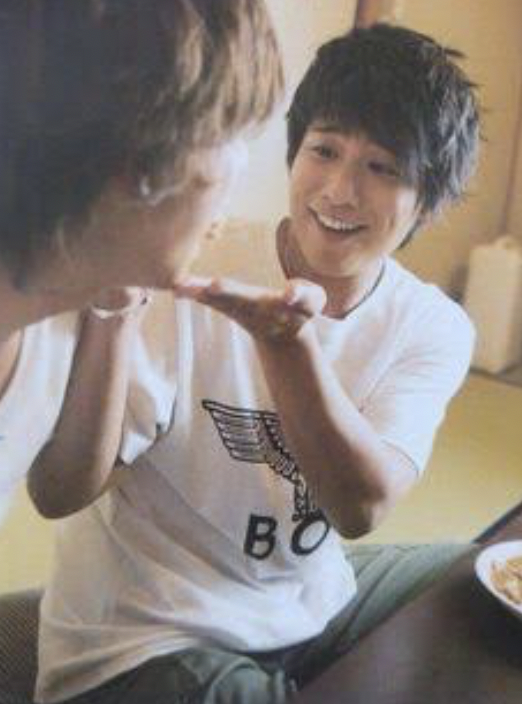 ジャニーズWEST　桐山照史　私服　ブランド　愛用　ピアス　メガネ　香水　まとめ　画像あり