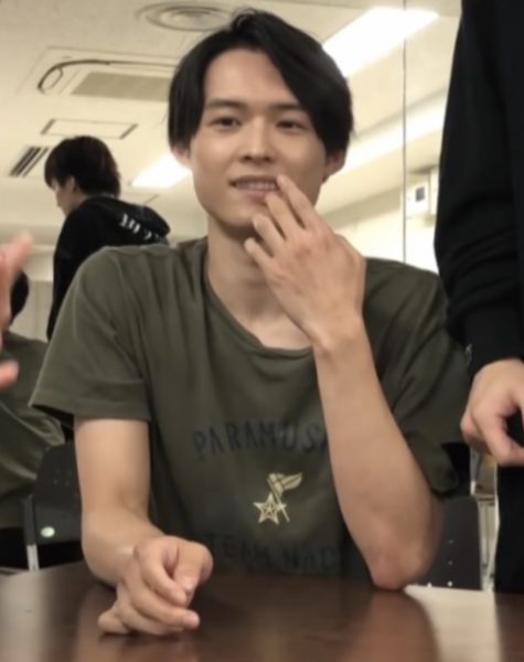 ストーンズ 松村北斗 私服 ブランド まとめ 愛用 ピアス 香水 ついて 関西ジャニーズJr.