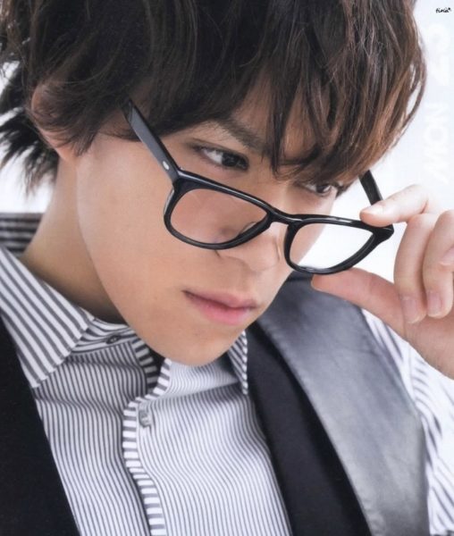 Kis-My-Ft2 キスマイ 千賀健永 私服 ブランド 愛用 ピアス 香水 メガネ 画像