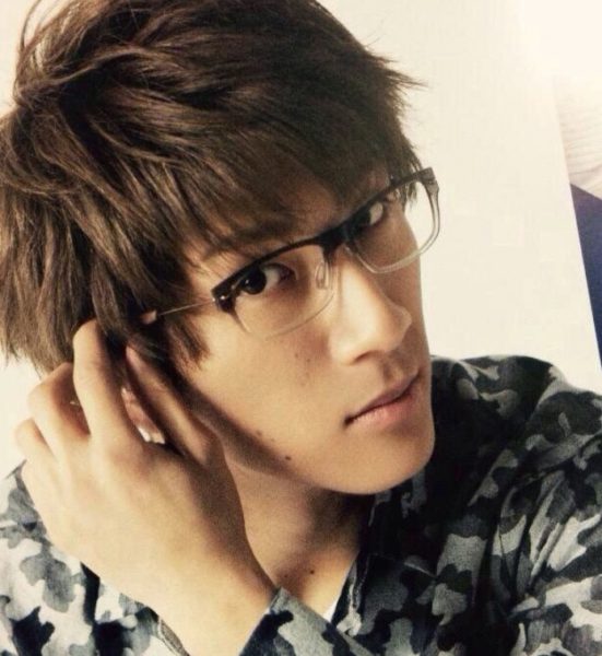 濱田崇裕 私服 ブランド 愛用 香水 メガネ ピアス まとめ 画像あり